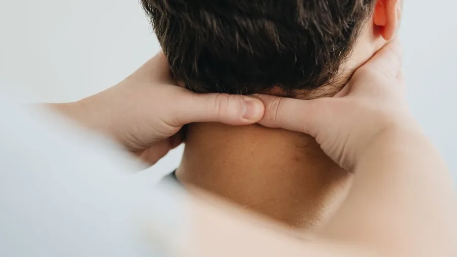 뒤통수 아래 목 경계를 감싸 쥐고 관리하는 손